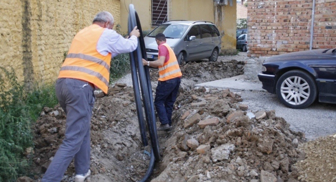 Furnizimi me uje te pijshem: Perfundon shtrirja e rrjetit te ri ujesjelles ne dy lagje te Tiranes